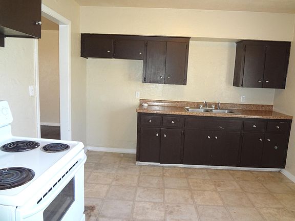 3rd image of 2605 S Glenn Ave