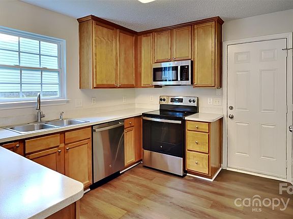 4th image of 568 River View Dr