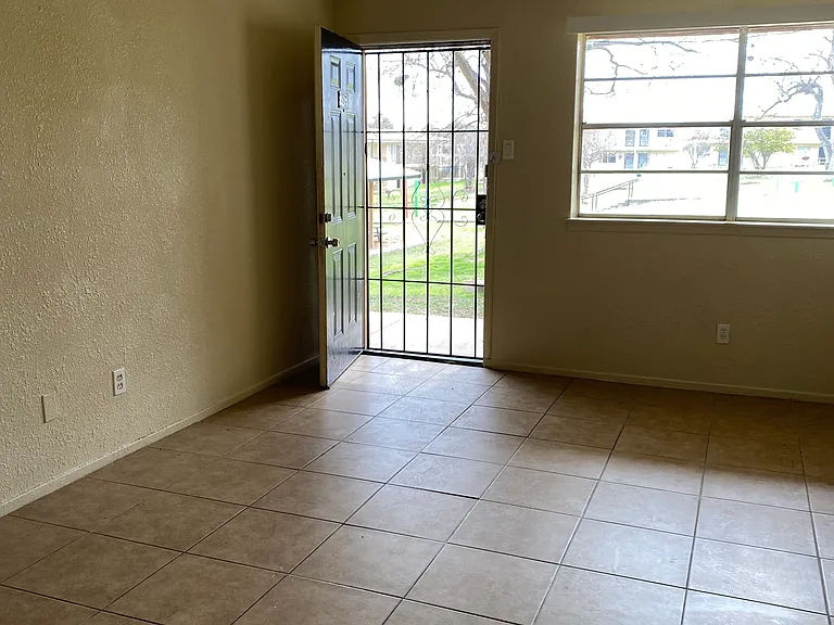 New Riviera Apartments — Photo 7