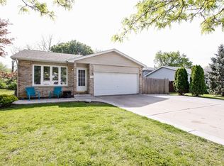 528 Meadow Wood Ln, Lockport, IL 60441