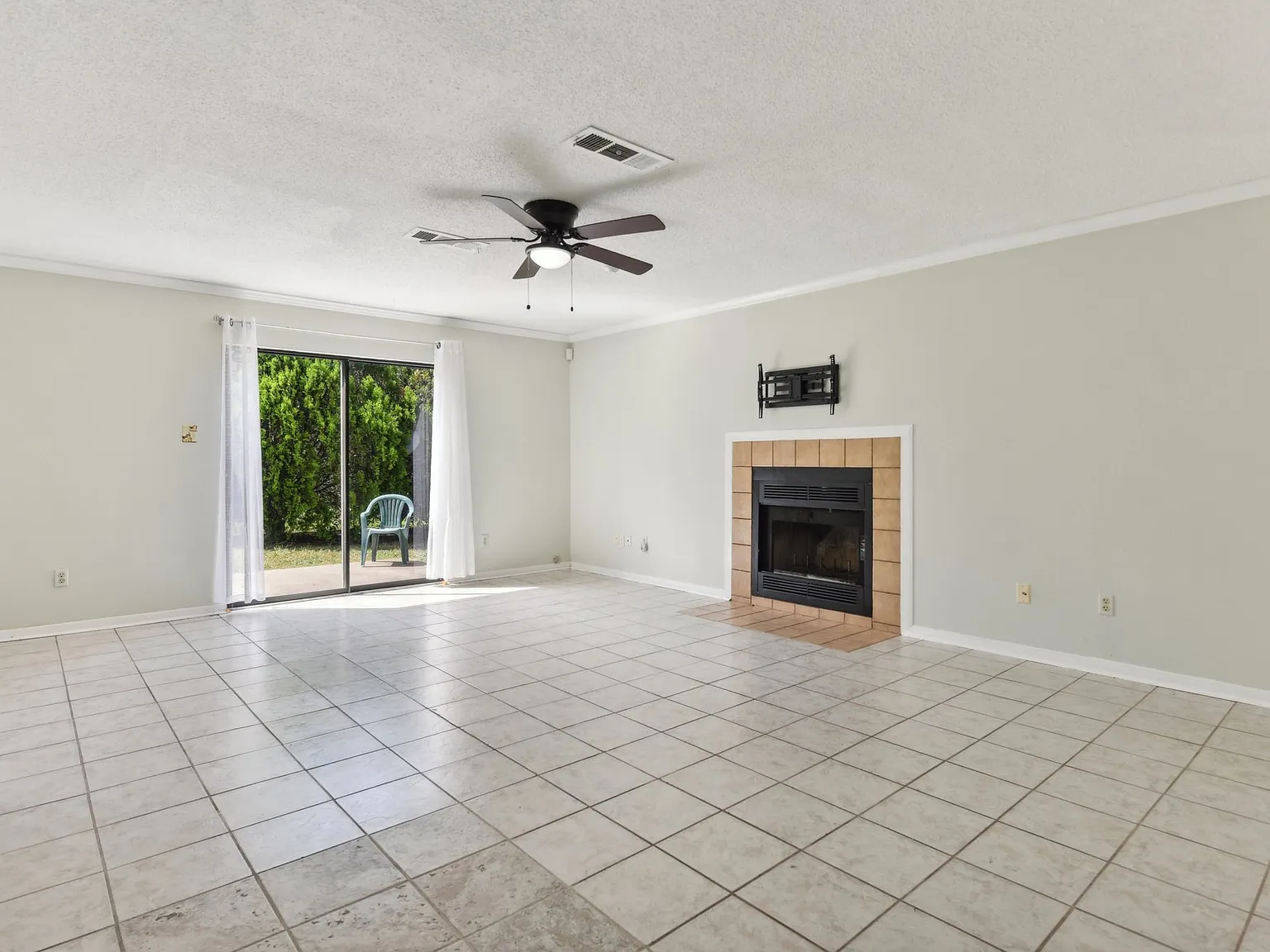 3217 Honeysuckle Dr — Photo 2