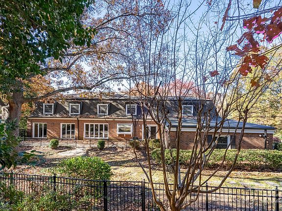 2nd image of 758 Williamsburg Dr NE