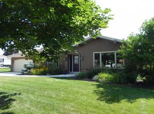W224N2436 Meadowood Ln, Waukesha, WI 53186