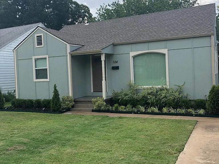324 E Young Pl — Photo 1