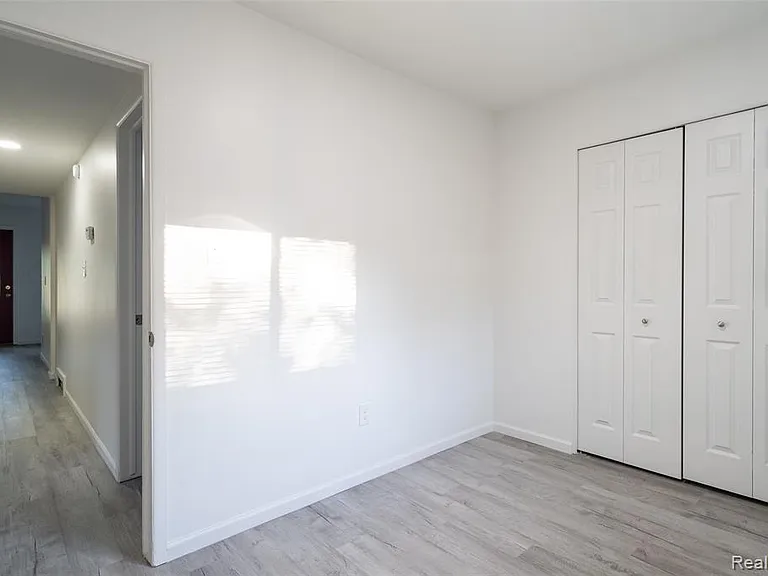 8095 Syracuse St — Photo 24