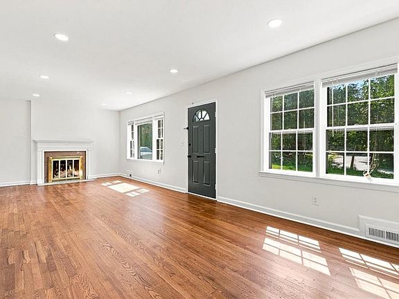 3rd image of 1368 Scott Blvd