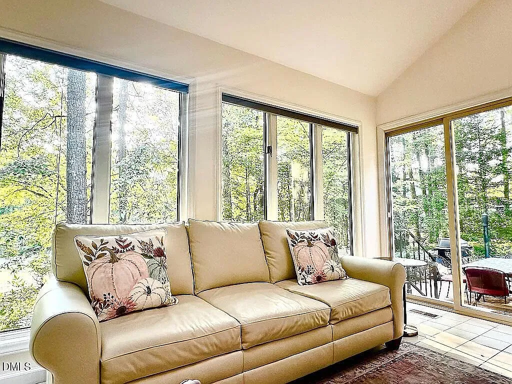 3 bed, 2.0 bath, 2090 sqft, $2,500 — Photo 3