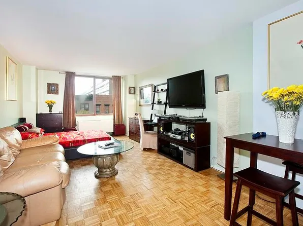 393 W 49th St APT 4I, New York, NY 10019