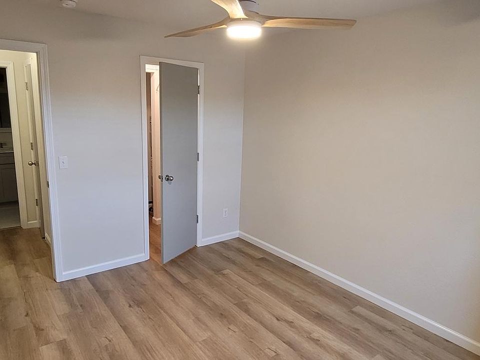 Bedroom with walkin closet