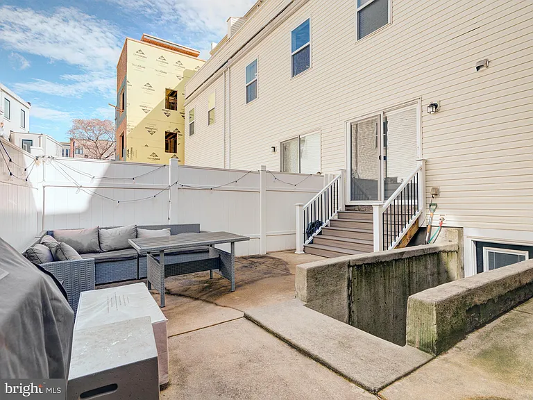 1118 E Dunton St — Photo 24