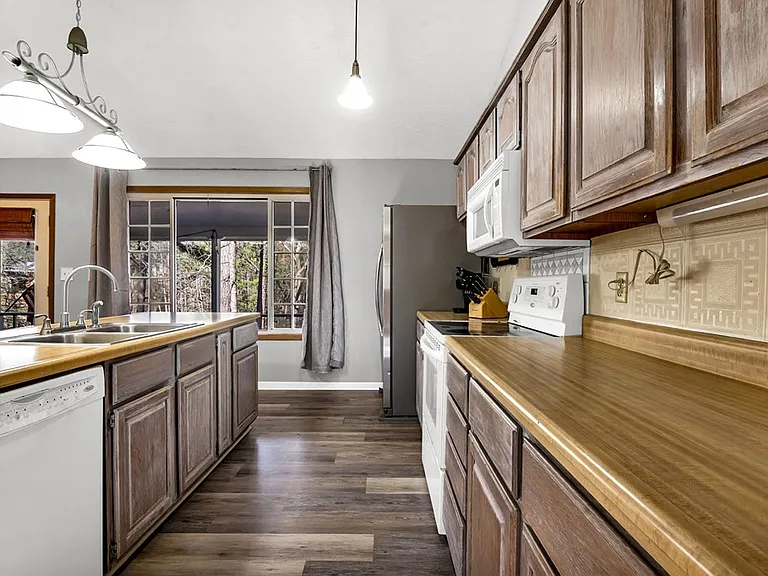 1121 Victoria Dr — Photo 17