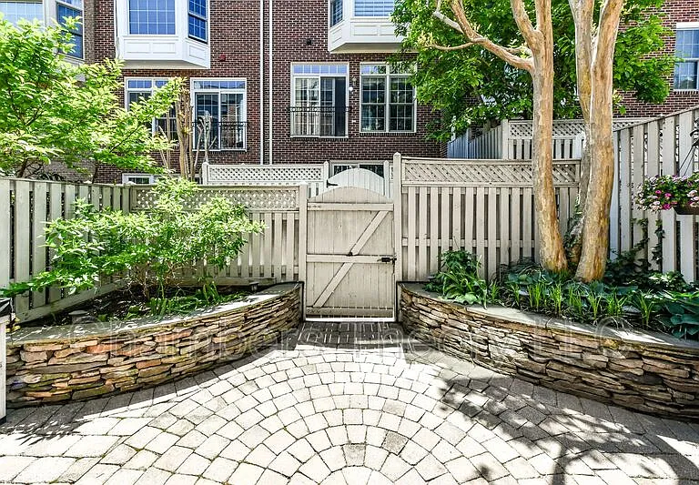 1572 21st Ct N — Photo 33