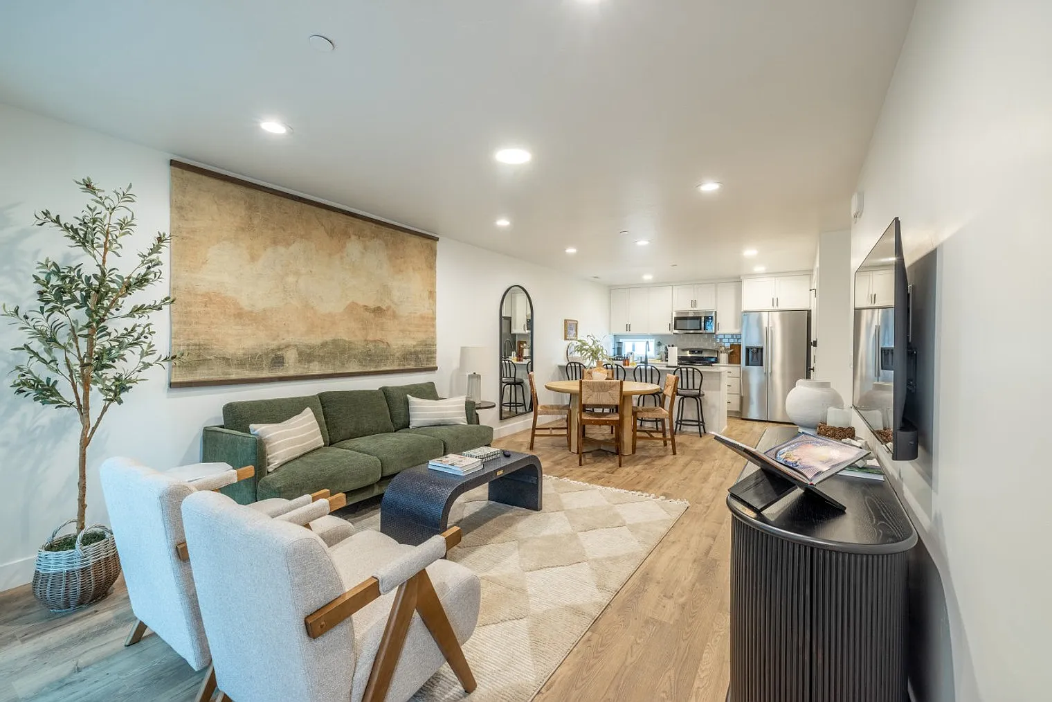 3 bed, 2.0 bath, 1506 sqft, $3,763 — Photo 3