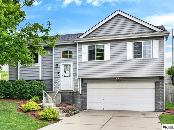 1201 Devon Dr, Papillion, NE 68046