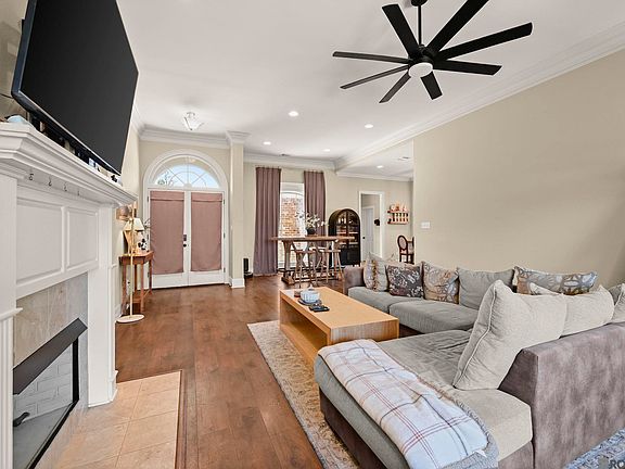 4th image of 647 Portula Ave