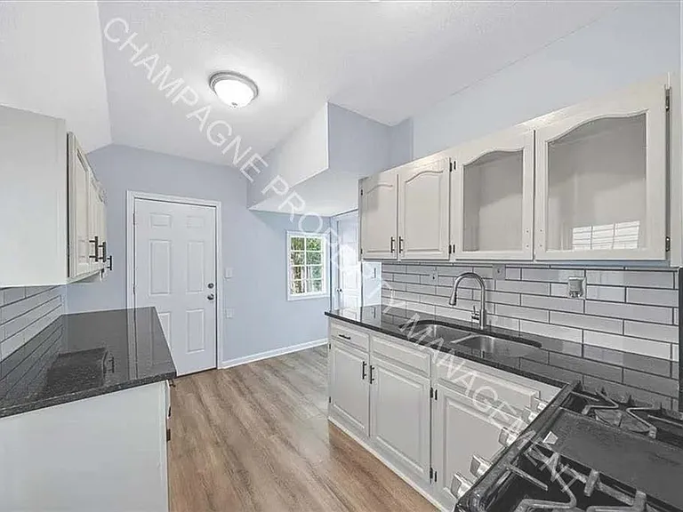 2454 Cypress Ave — Photo 4