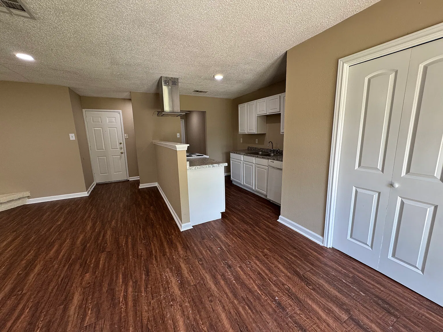3 bed, 1356 sqft, $1,745 — Photo 3
