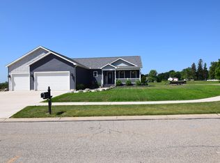 28 Hunting Trail Ave, Quincy, MI 49082