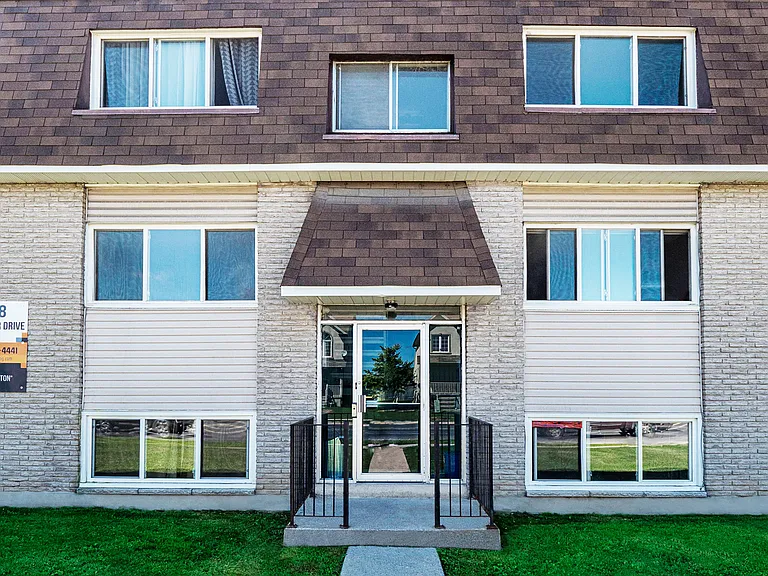 252 Conacher Dr — Photo 2