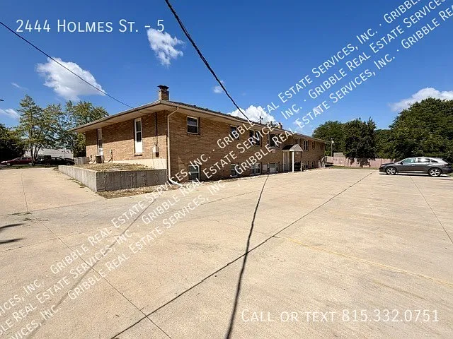 Nice 2 Bedroom/1 Bath with off street parking — Photo 2