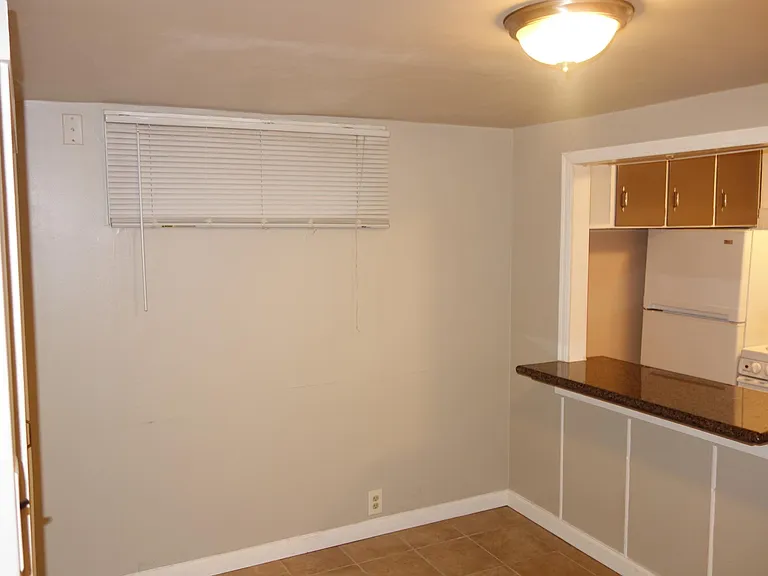 Livingroom, closet on left