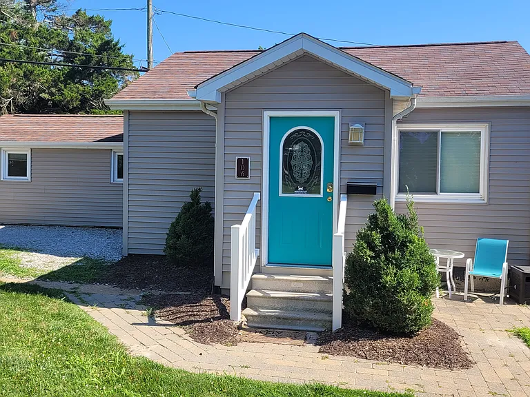 106 Columbia Ave — Photo 1