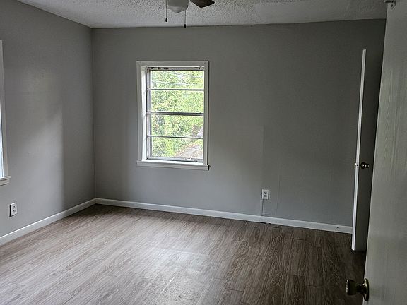 5th image of 415 Knox St