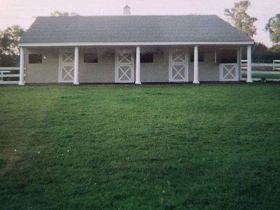 Front of 11 stall barn
