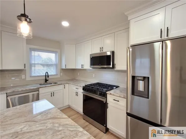 397 Lake Ave, Colonia, NJ 07067
