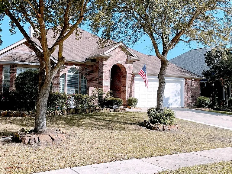 2910 Sandleigh Dr — Photo 2