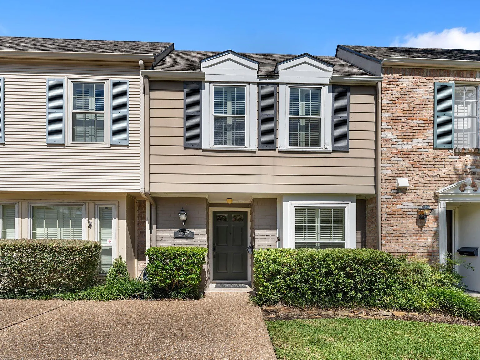 2 bed, 2.5 bath, 1385 sqft, $2,000 — Photo 2