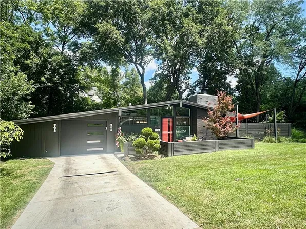 2204 W 71st Ter, Prairie Village, KS 66208