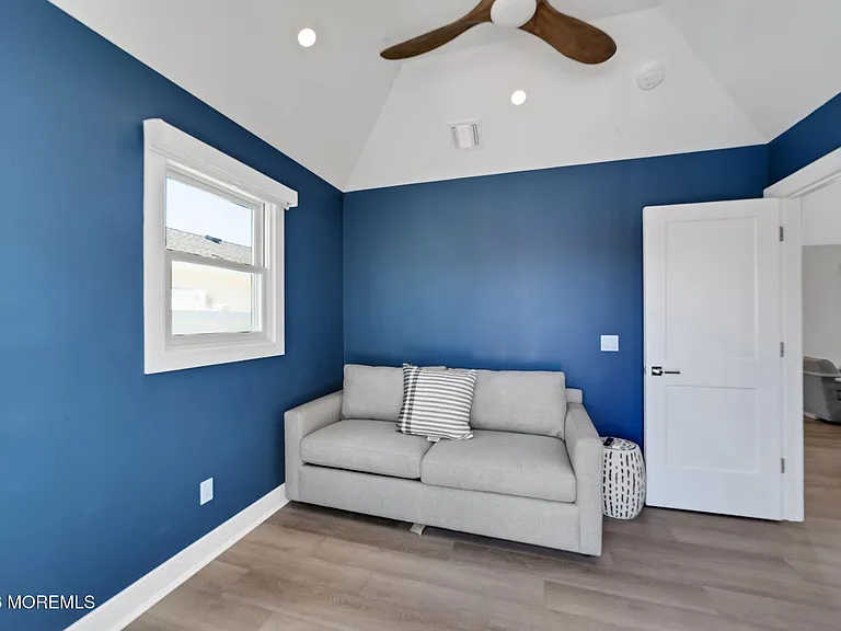 347 Bay Ln — Photo 36