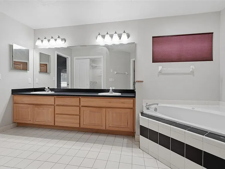 1111 SW 80th Dr — Photo 13