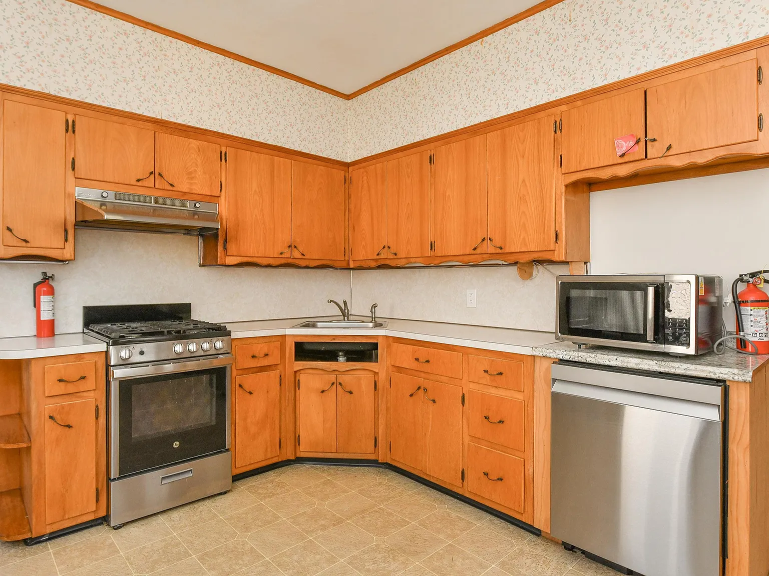 3 bed, 1.0 bath, $3,100 — Photo 2