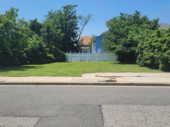 2nd image of 442 N Massachusetts Ave