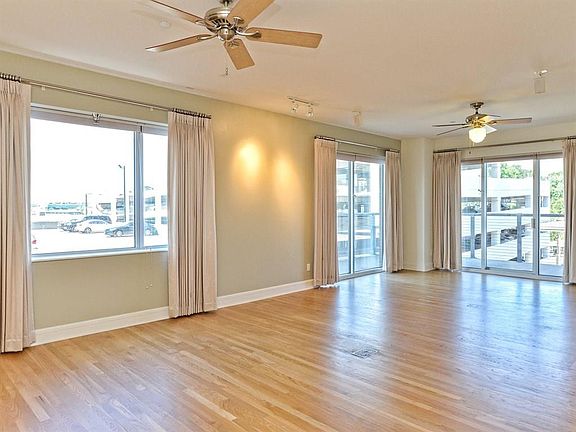 5th image of 901 W 9th St APT 508
