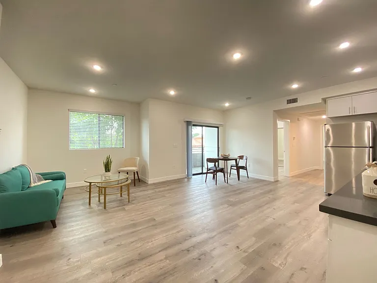 18529 Calvert St — Photo 11
