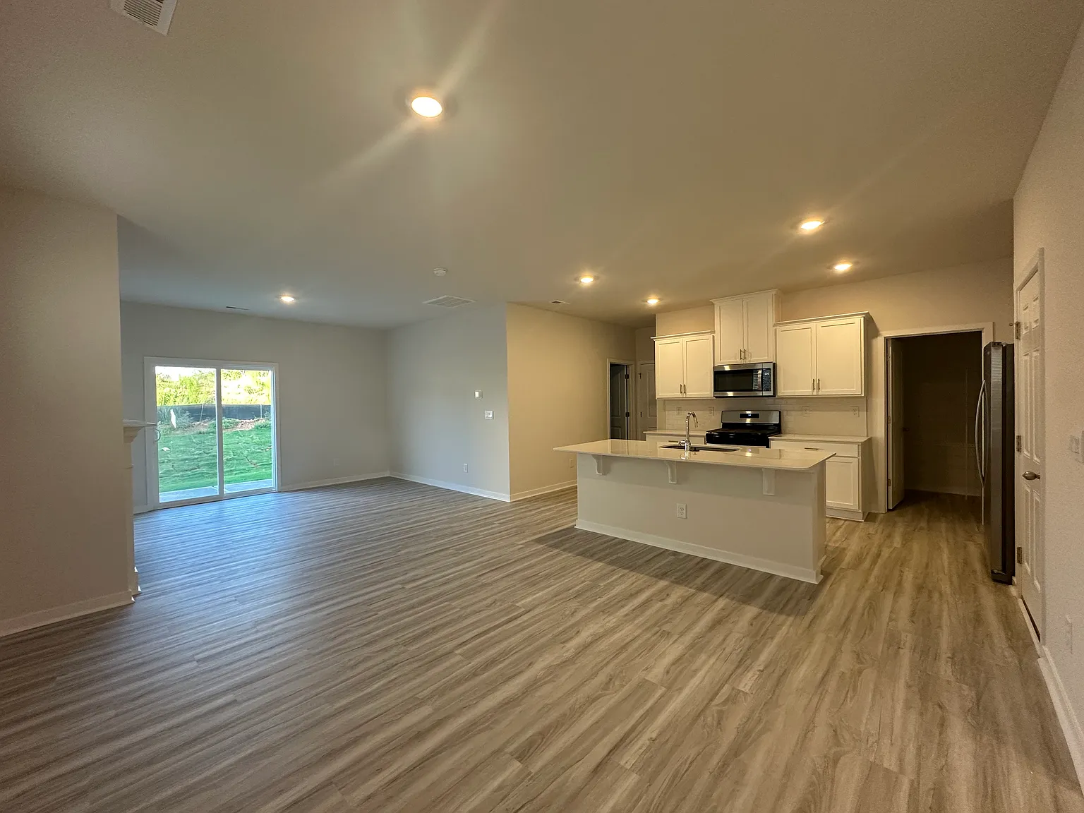 5 bed, 2368 sqft, $2,650 — Photo 4