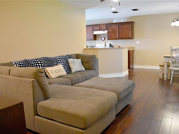 4th image of 1342 Robinhood Ln N