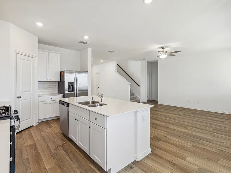 1120 Flameleaf Dr — Photo 3