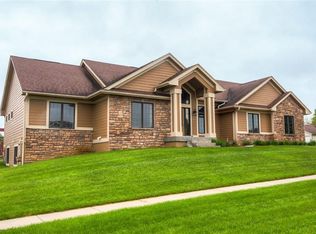 3358 Ridgeview Dr, Des Moines, IA 50320