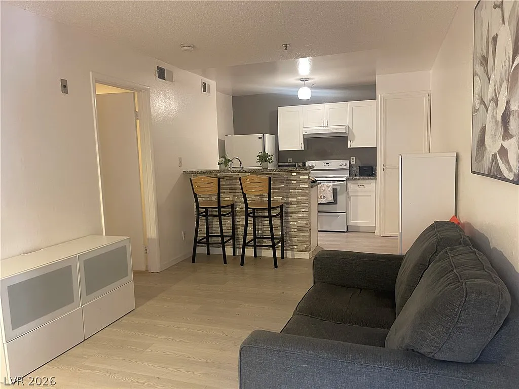 1 bed, 1.0 bath, 500 sqft, $950 — Photo 2