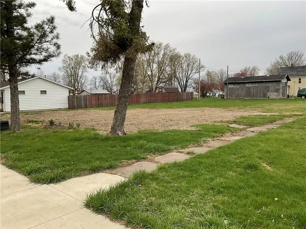 185 S Powers St, Warrensburg, IL 62573