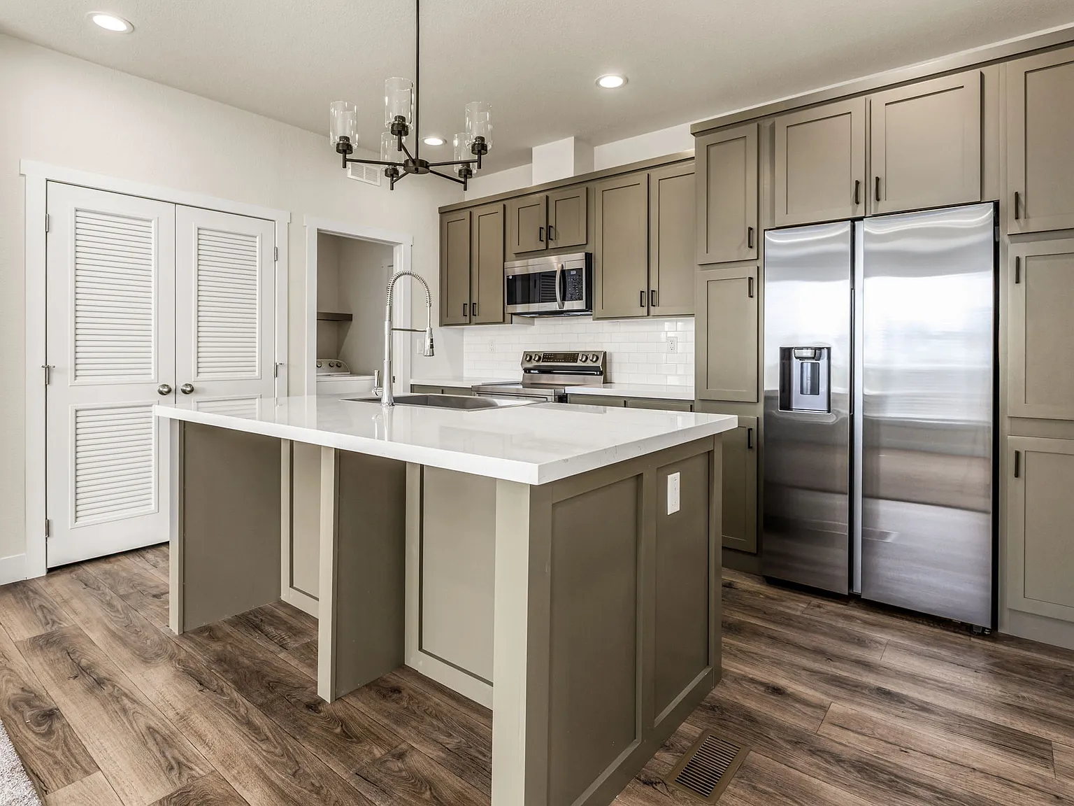 3 bed, 994 sqft, $4,295 — Photo 3