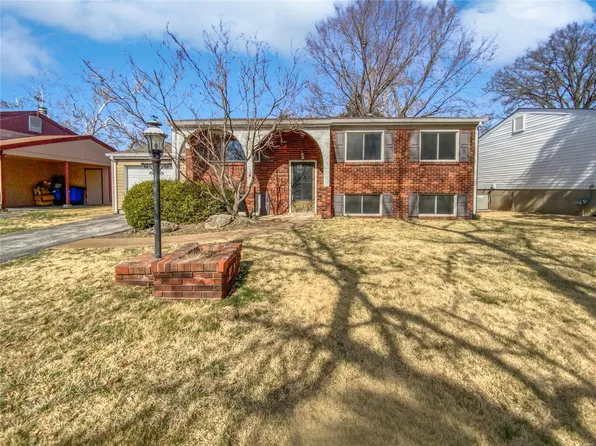 11819 Foxwood Dr, Maryland Heights, MO 63043