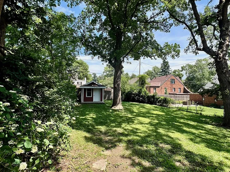 Gorgeous large backyard, perfect for relaxing or entertaining.