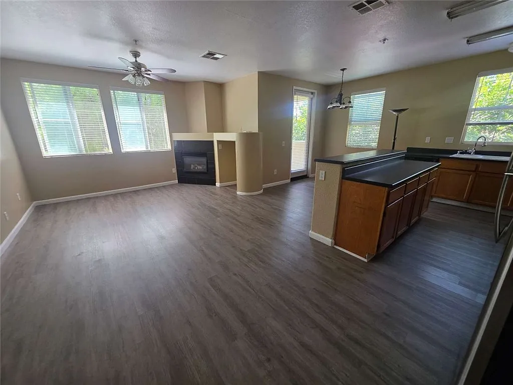 3 bed, 1459 sqft, $3,500 — Photo 2