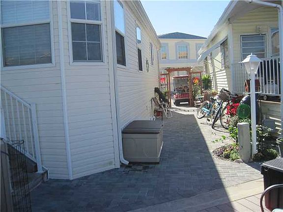 5th image of 241 Nettles Blvd