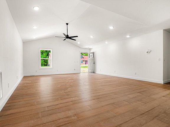4th image of 451 Madison Cir
